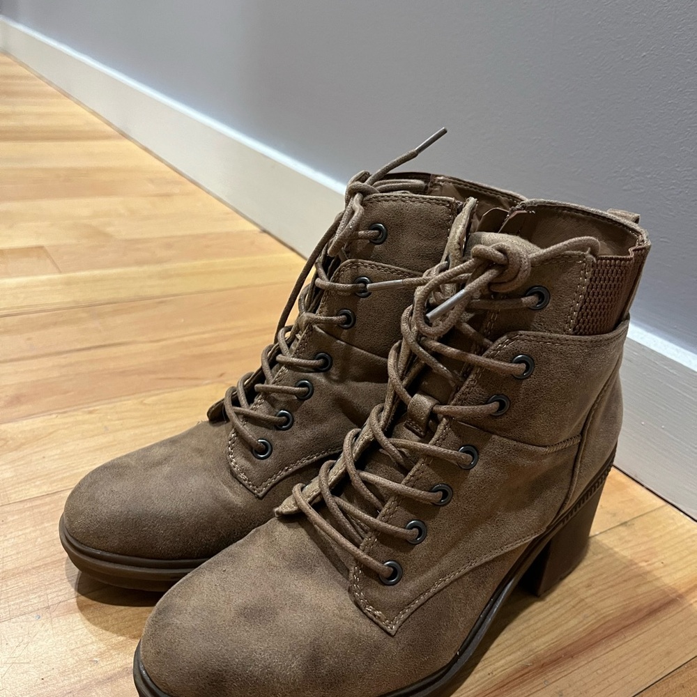 Crown Vintage Tan Lace-Up Boots